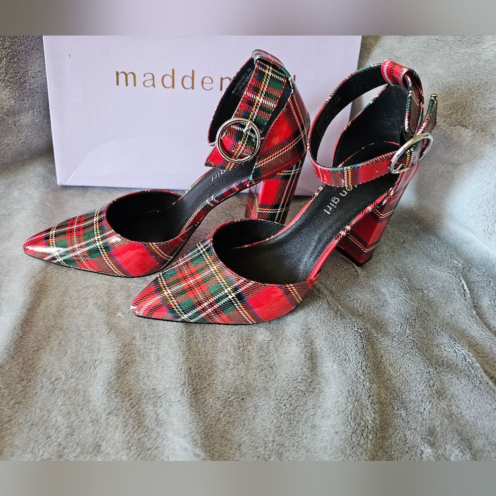 Madden Girl Saaxon Red Plaid Womens Microsuede Ankle Strap Pumps Size 9